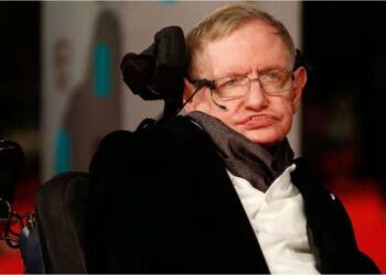 La familia de Stephen Hawking lo defiende y asegura que las dos mujeres de la foto en el caso Epstein son sus cuidadoras