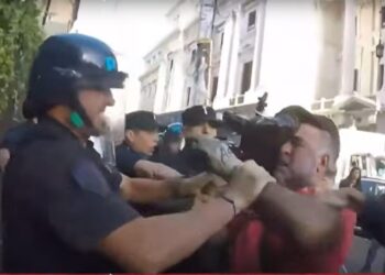 La Justicia investiga a la PFA por la detención de un camarógrafo y un posible incumplimiento de la orden de liberación