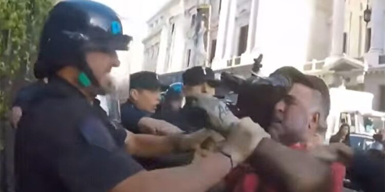 La Justicia investiga a la PFA por la detención de un camarógrafo y un posible incumplimiento de la orden de liberación