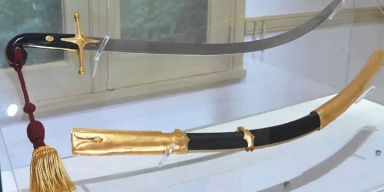 Los descendientes de Manuela Rosas pidieron frenar el traslado del sable corvo de San Martín