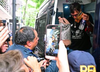 Nueva represión a jubilados en el Congreso: la policía detuvo al padre Paco Olveira
