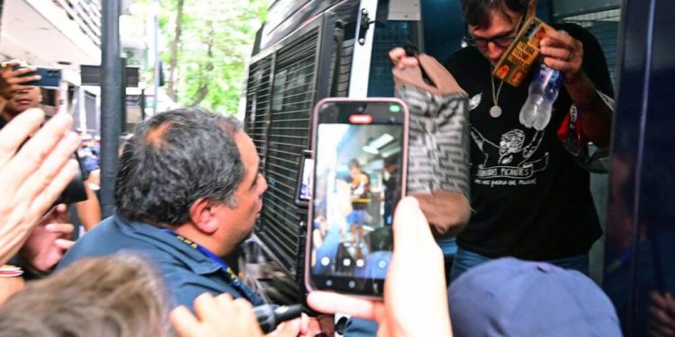 Nueva represión a jubilados en el Congreso: la policía detuvo al padre Paco Olveira