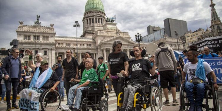 Obligado por un fallo judicial, el Gobierno reglamentó la Ley de Emergencia en Discapacidad