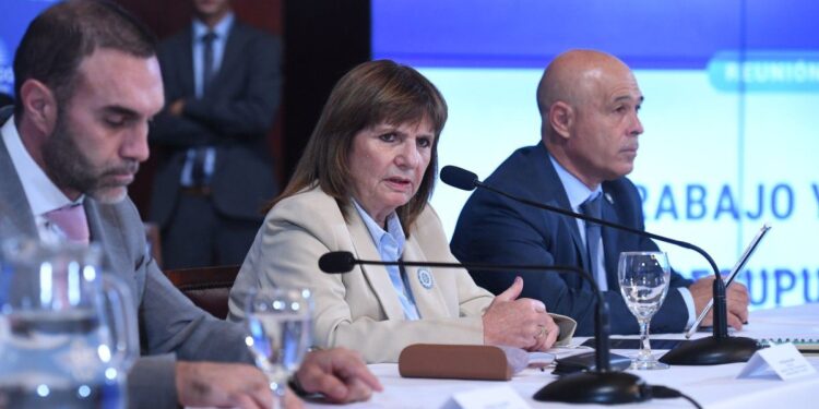 Patricia Bullrich aseguró que la reforma laboral “cambia de cuajo el modelo sindical argentino”