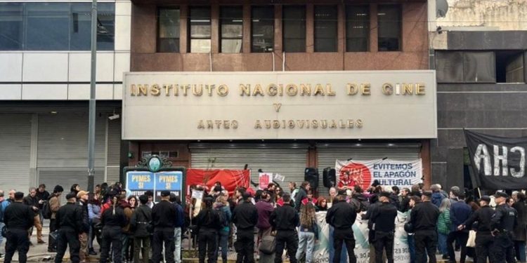 Pedro Almodóvar, Adrián Suar y más de 800 referentes del cine firmaron una carta en apoyo del INCAA