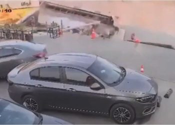 Terror en El Cairo por un derrumbe: un enorme pozo se abrió en la tierra y generó pánico en una estación de servicio