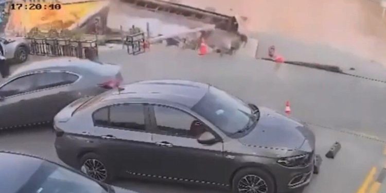 Terror en El Cairo por un derrumbe: un enorme pozo se abrió en la tierra y generó pánico en una estación de servicio