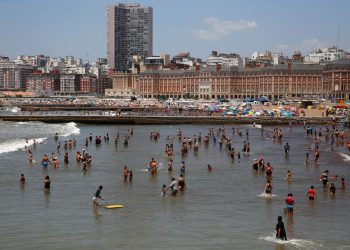 Turismo recortado: las vacaciones en el país de la motosierra