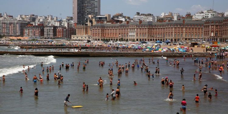 Turismo recortado: las vacaciones en el país de la motosierra