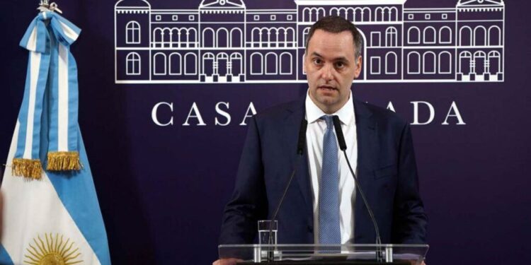 Adorni, sobre el viaje de su esposa en el avión presidencial: «Vengo a deslomarme y quería que me acompañe»