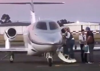 Adorni y la trama oscura que rodea a los viajes de funcionarios en aviones privados