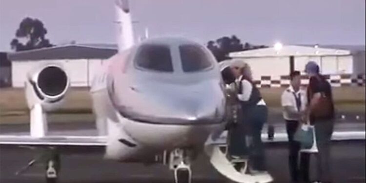 Adorni y la trama oscura que rodea a los viajes de funcionarios en aviones privados