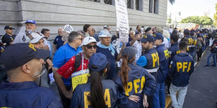 Ajuste a palazos: el Gobierno volvió a reprimir el histórico reclamo de los jubilados