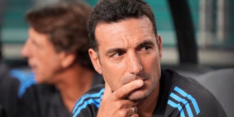 Alerta para Lionel Scaloni: se lesionó un futbolista en el entrenamiento de la Selección argentina