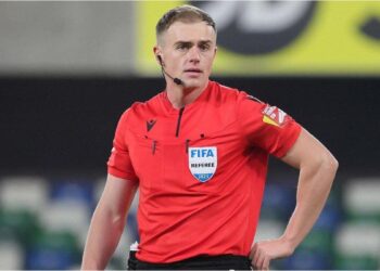 ¿Árbitro o influencer? El insólito motivo por el que Jamie Robinson es furor entre los fanáticos del fútbol