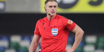 ¿Árbitro o influencer? El insólito motivo por el que Jamie Robinson es furor entre los fanáticos del fútbol