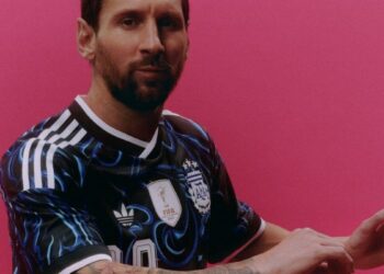 Con Lionel Messi al frente, la Selección argentina presentó su nueva camiseta alternativa