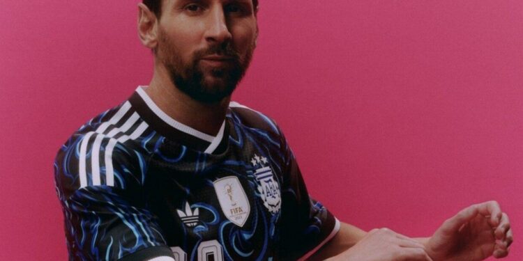 Con Lionel Messi al frente, la Selección argentina presentó su nueva camiseta alternativa