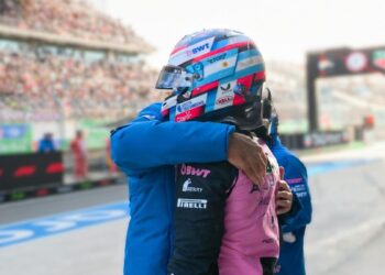 El momento del abrazo entre Franco Colapinto y Flavio Briatore tras la clasificación del Gran Premio de China