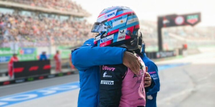 El momento del abrazo entre Franco Colapinto y Flavio Briatore tras la clasificación del Gran Premio de China