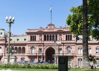 El taller de realidad paralela: Adorni, Nueva York y la fábrica de verdad oficial