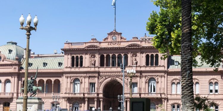 El taller de realidad paralela: Adorni, Nueva York y la fábrica de verdad oficial