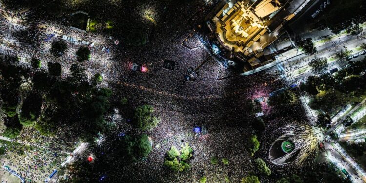 Fito Páez reunió más de 300.000 personas en show gratuito en el Monumento a la Bandera