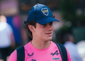 Franco Colapinto llegó al GP de Australia con una gorra de Boca y la imagen se volvió viral