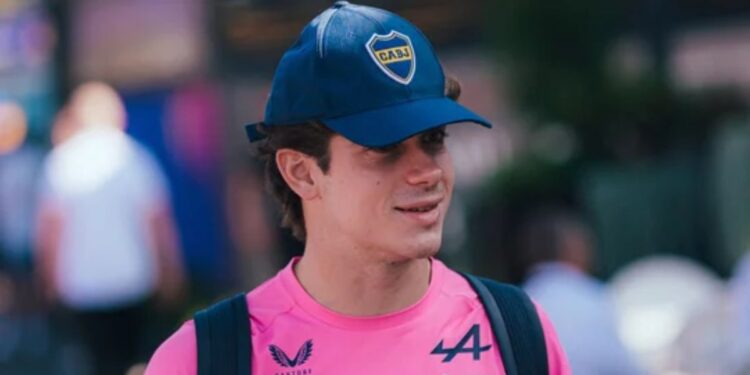 Franco Colapinto llegó al GP de Australia con una gorra de Boca y la imagen se volvió viral