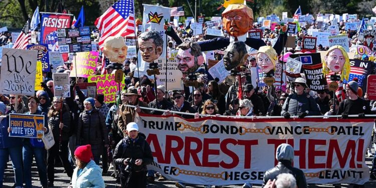 Guerra de Medio Oriente EN VIVO: Donald Trump afronta protestas “No Kings” en EEUU mientras se profundizan los ataques