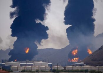 Guerra en Medio Oriente EN VIVO: Irán respondió a los bombardeos sobre la isla Kharg y atacó la embajada de EEUU en Irak