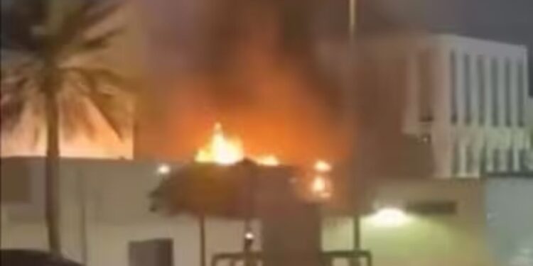 Irán atacó con drones el consulado de EEUU en Dubái y provocó un incendio en el edificio