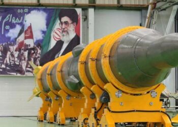 Irán lanza por primera vez el misil balístico Sejil en un ataque directo contra Israel