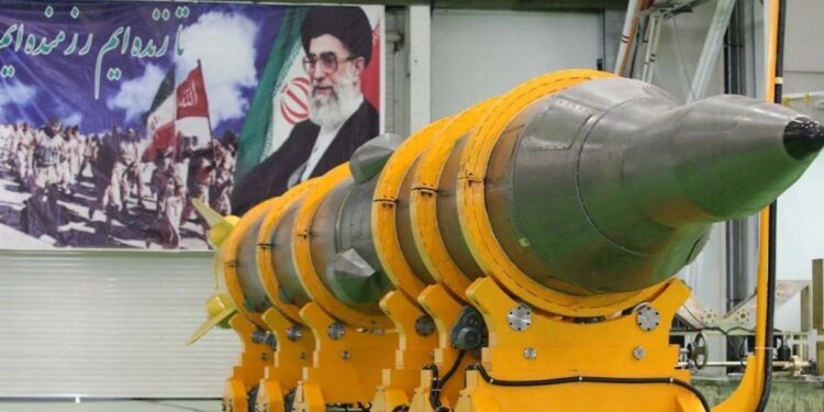 Irán lanza por primera vez el misil balístico Sejil en un ataque directo contra Israel