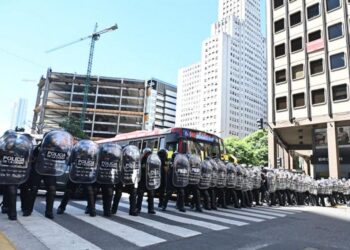 La policía reprimió la movilización en defensa de Fate en un desmedido operativo que descontroló el microcentro porteño