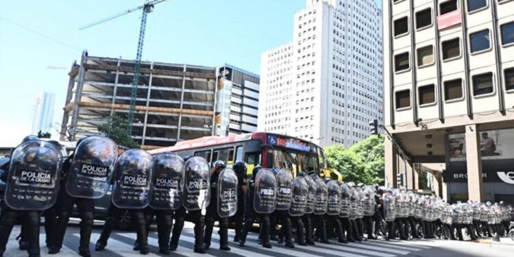 La policía reprimió la movilización en defensa de Fate en un desmedido operativo que descontroló el microcentro porteño