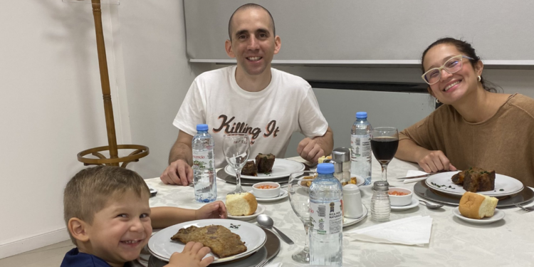 La primera cena de Nahuel gallo con su familia tras regresar al país: ¿Qué comida pidió?
