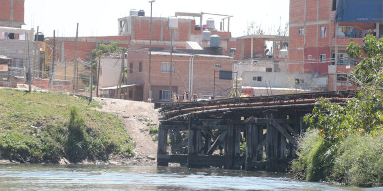 Los costos del fin del Estado en los barrios populares: «Volvió el olor al Riachuelo»