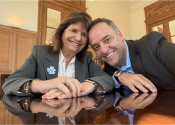 Manuel Adorni muestra hiperactividad y encabeza una serie de reuniones