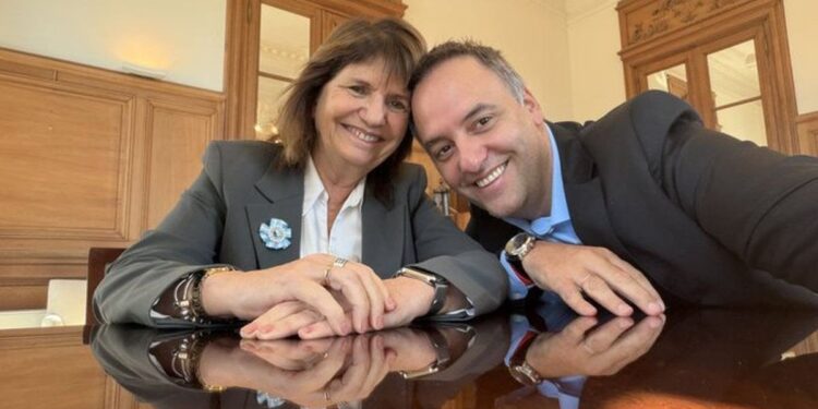 Manuel Adorni muestra hiperactividad y encabeza una serie de reuniones