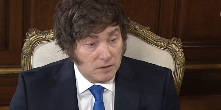 Milei defendió su reacción ante la oposición en el Congreso y aseguró que se “para de manos” contra el kirchnerismo