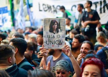 “Nunca caminarás sola”: El acompañamiento a Cristina en Tribunales y las repercusiones en el Congreso