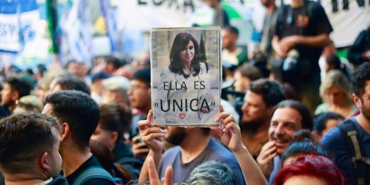 “Nunca caminarás sola”: El acompañamiento a Cristina en Tribunales y las repercusiones en el Congreso