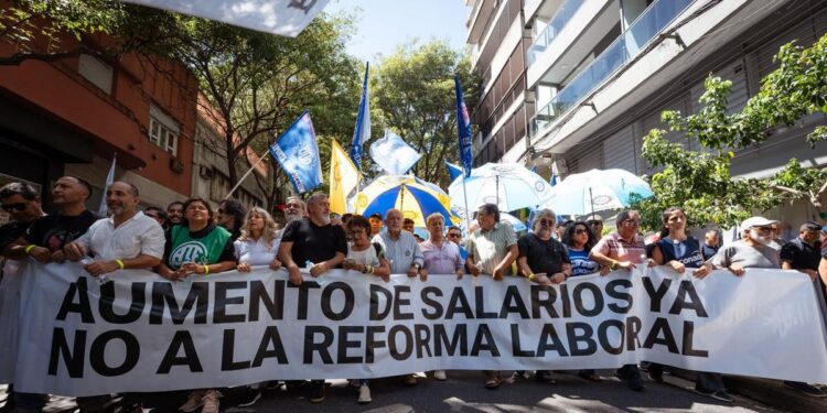 Presentan la primera demanda colectiva ante la Justicia contra la reforma laboral