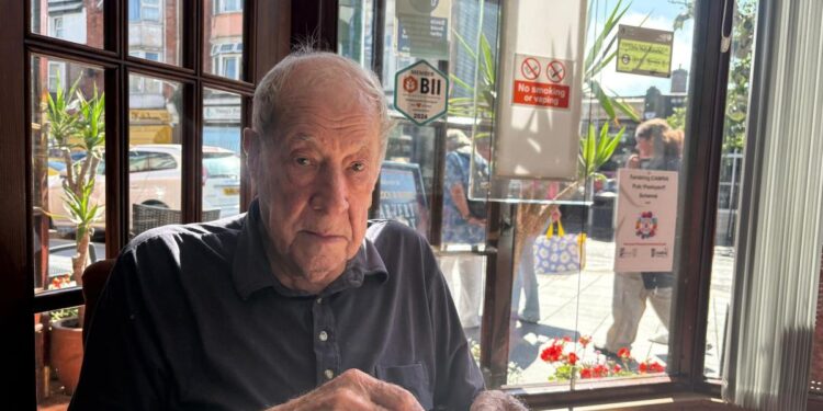 Robert Cox y su denuncia de violación de derechos humanos en plena dictadura: “El periodismo se volvió una causa personal frente a las desapariciones”