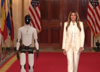 Un robot con inteligencia artificial acompañó a Melania Trump en una cumbre global sobre educación y tecnología