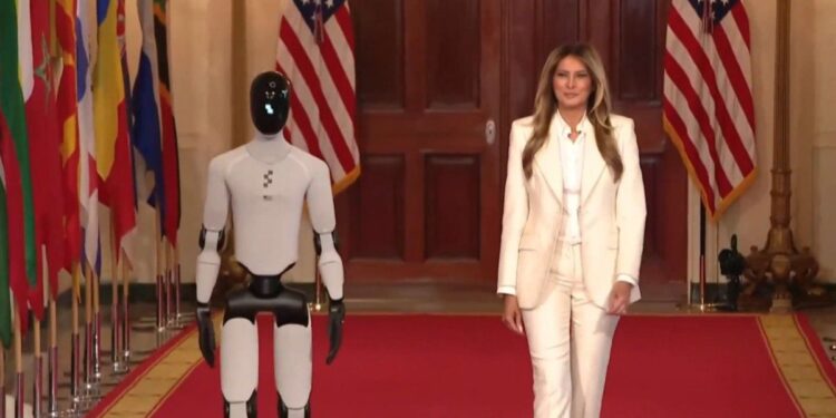 Un robot con inteligencia artificial acompañó a Melania Trump en una cumbre global sobre educación y tecnología