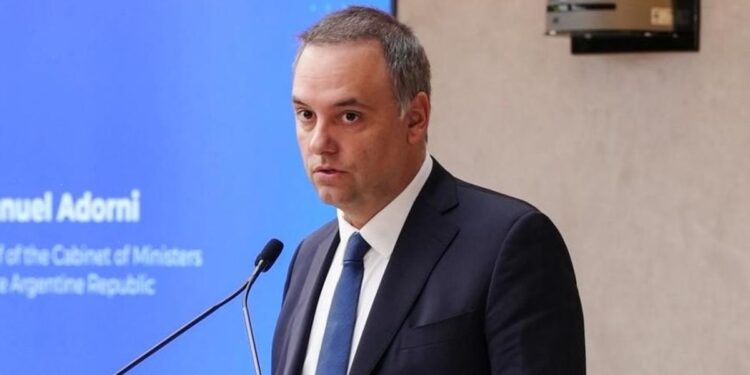 Viaje de Manuel Adorni a Punta del Este: revelan que los vuelos fueron pagados por una productora ligada a la TV Pública