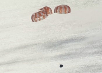 A velocidad extrema y con 2.700 °C: así amerizó Artemis II en el Pacífico tras su viaje a la Luna