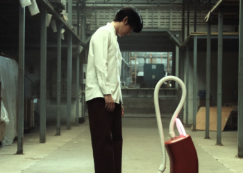 Amor más allá de la muerte y sátira laboral en “Un fantasma a su servicio”